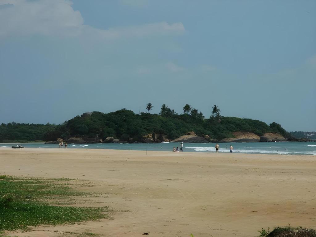 Sagarika Beach Hotel Moragalla Exterior photo